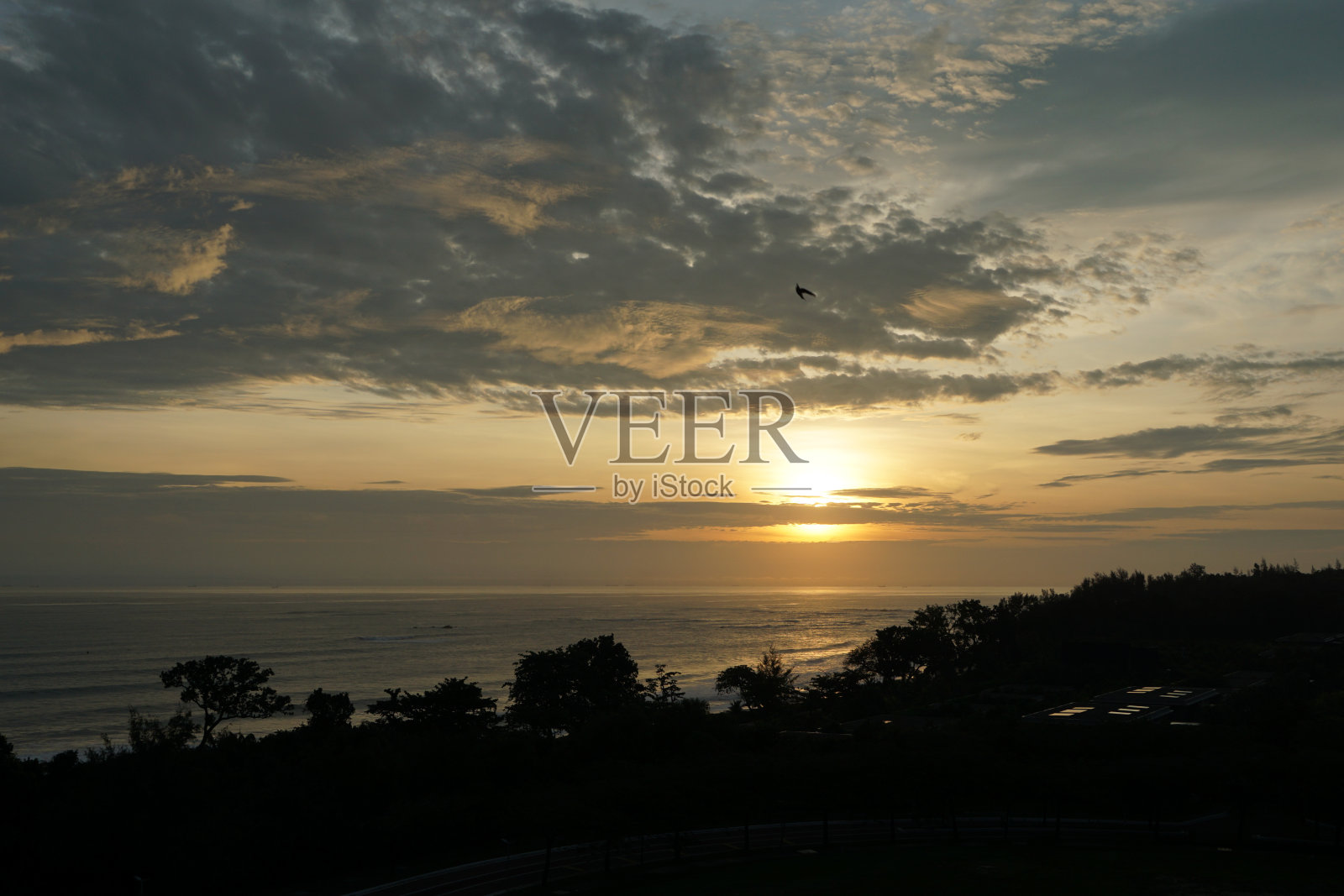 日出的天空在海上照片摄影图片