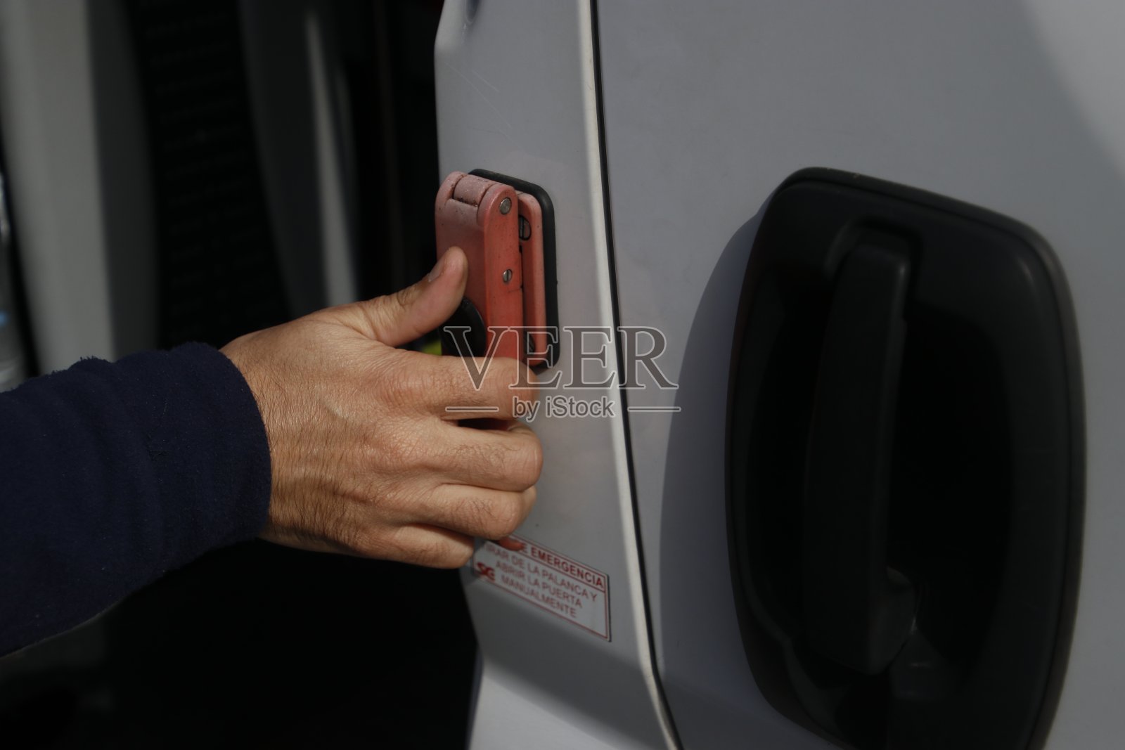 用手从外面打开车门照片摄影图片