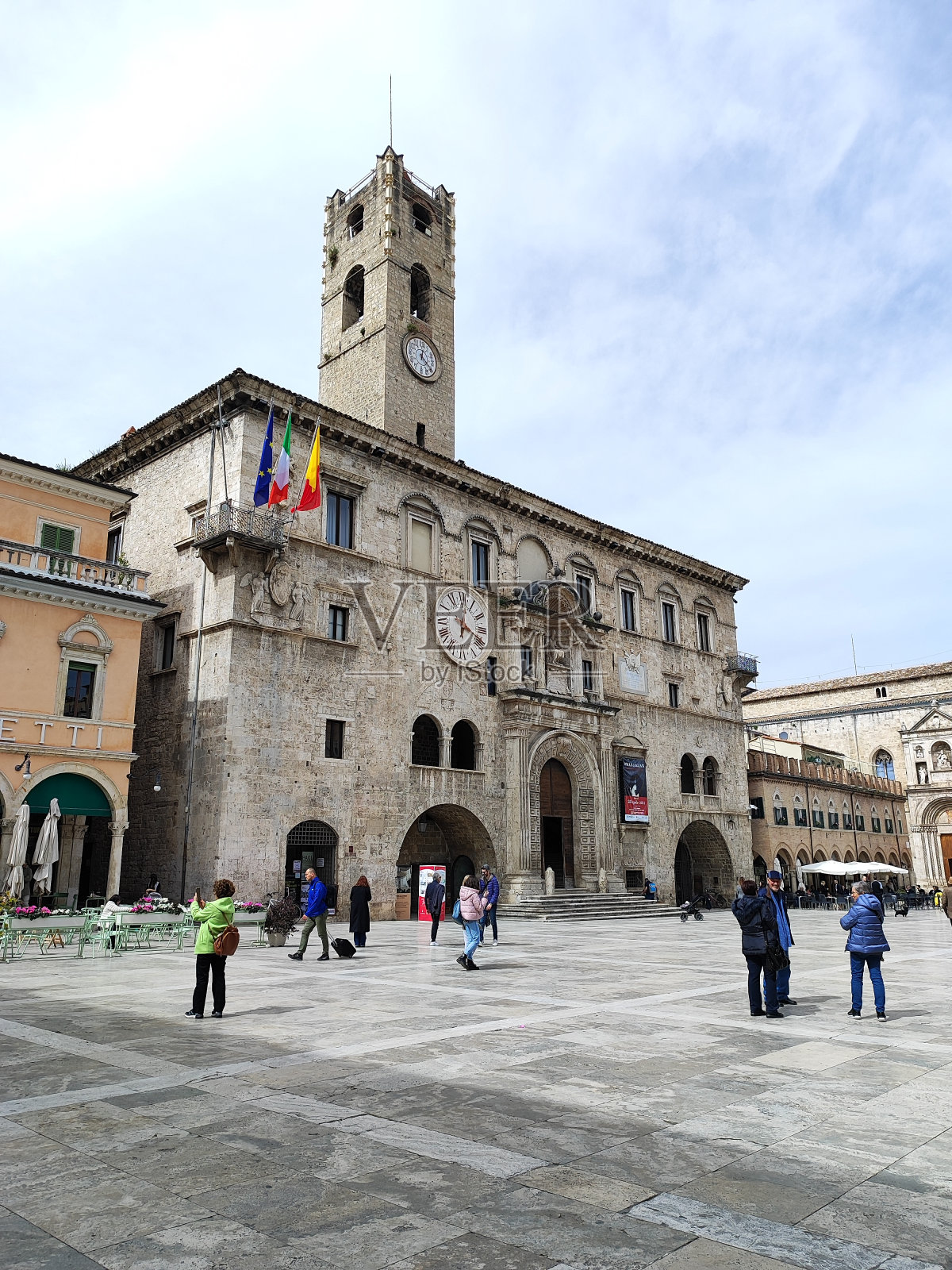 阿斯科利皮切诺广场附近的拱廊照片摄影图片