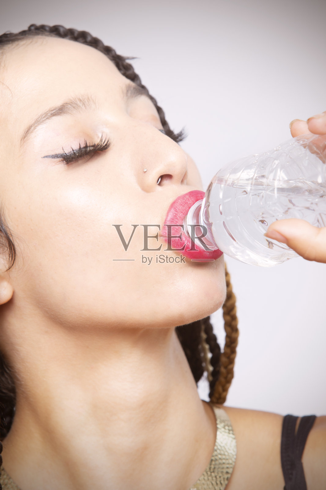 年轻漂亮的拉丁女人在喝酒。照片摄影图片