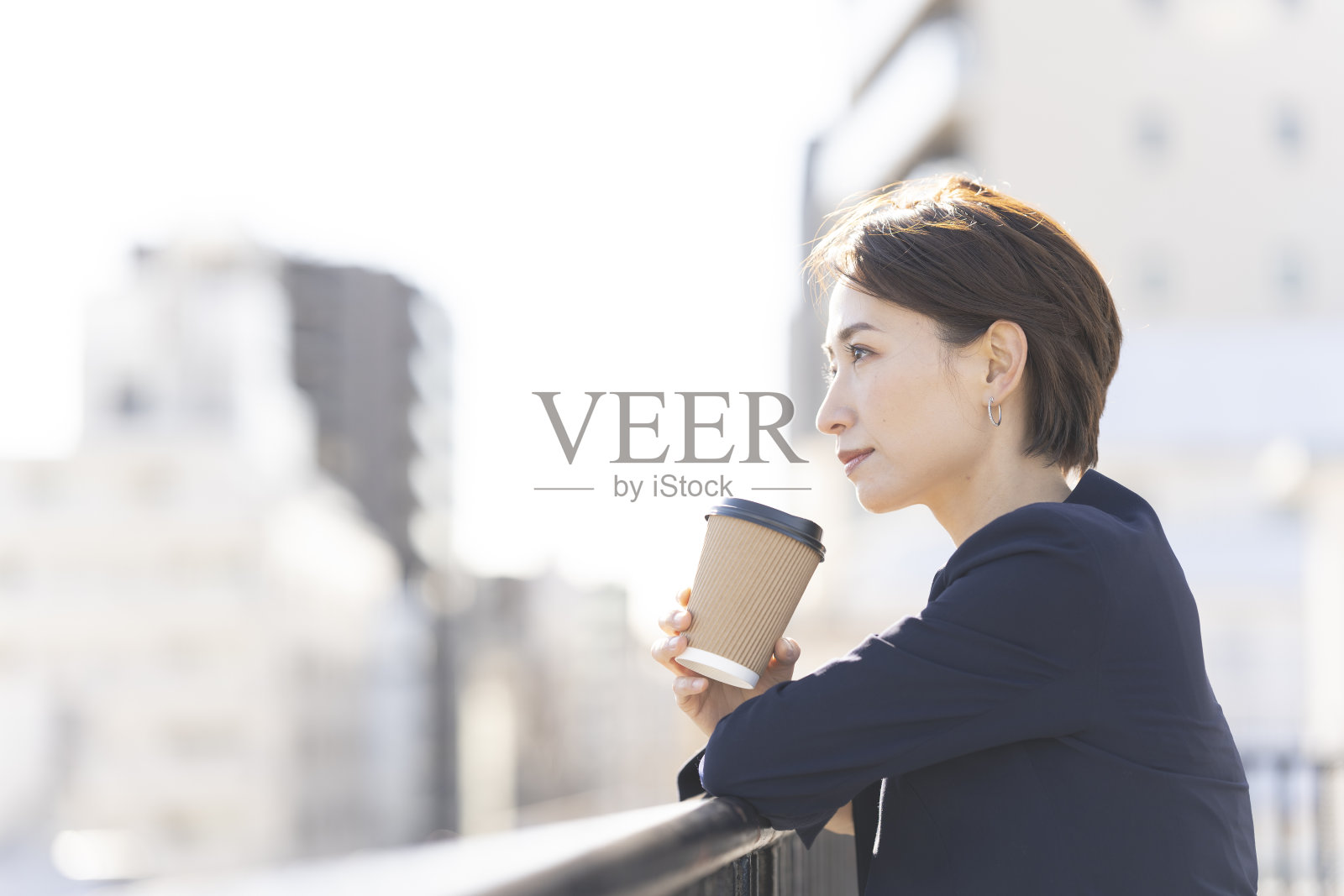 一个女人在屋顶上休息。照片摄影图片