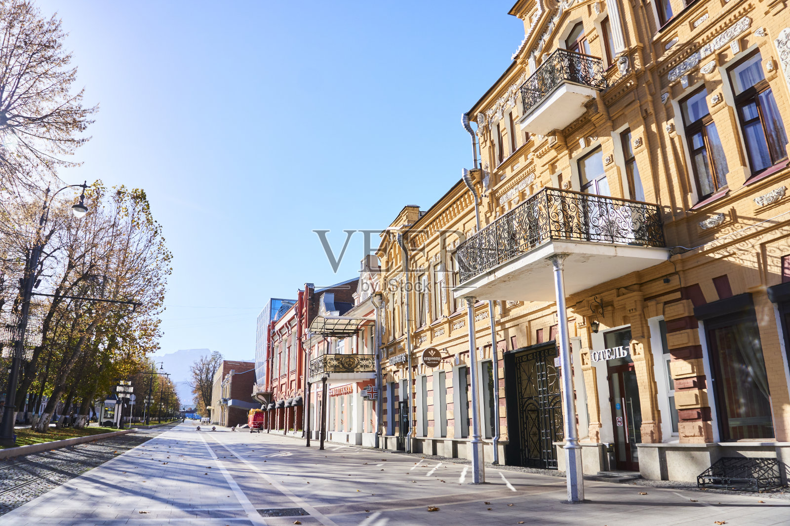 弗拉季高加索老城的中心。北奥塞梯首府。老房子和有轨电车照片摄影图片