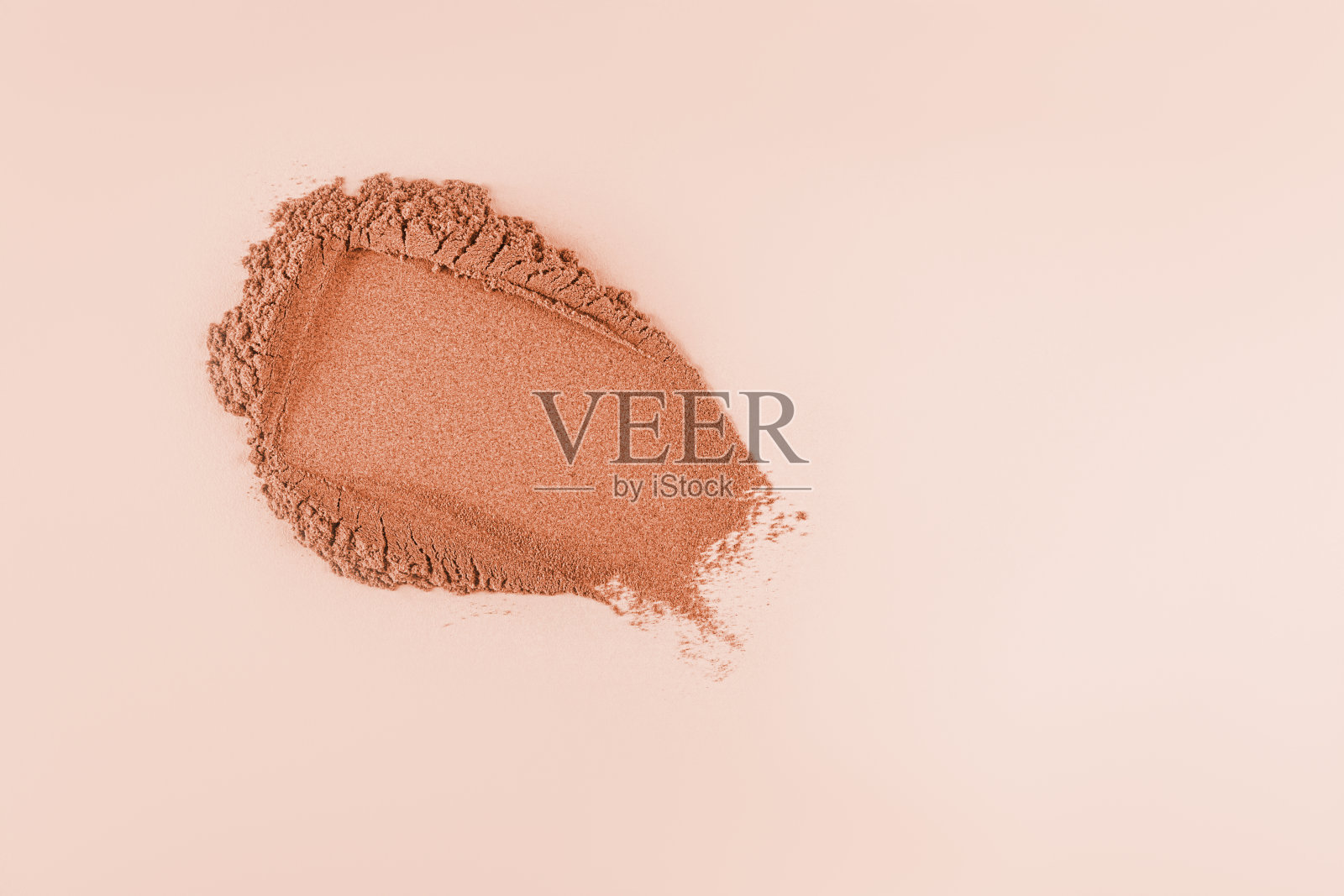 化妆用散粉样。古铜色化妆品基调。粉末结构轻盈细腻。柔和的背景。一个拷贝空间。布局。模型照片摄影图片