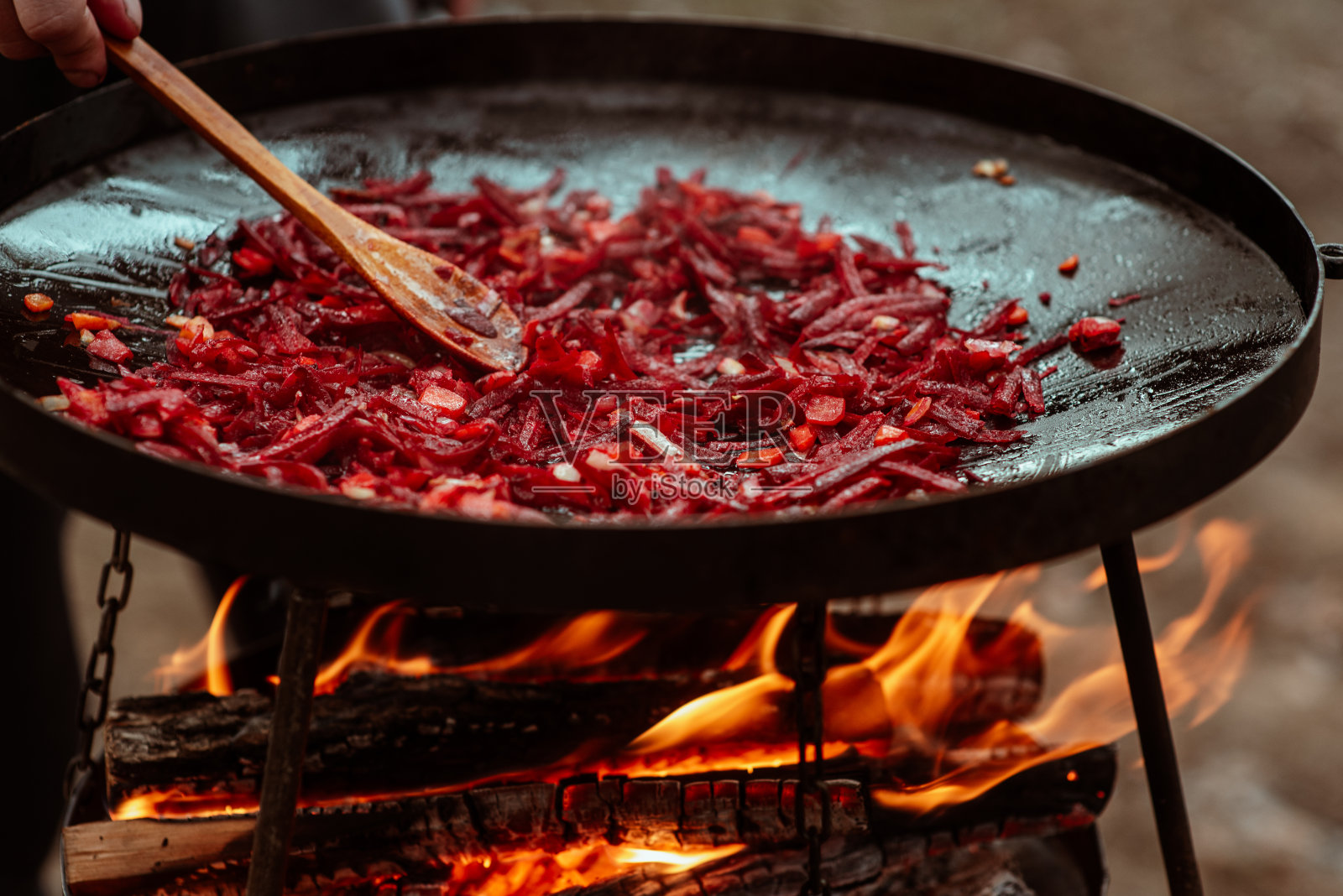 在树林里的明火上用烤盘烤的蔬菜。在户外做饭，为大公司准备的一顿饭照片摄影图片