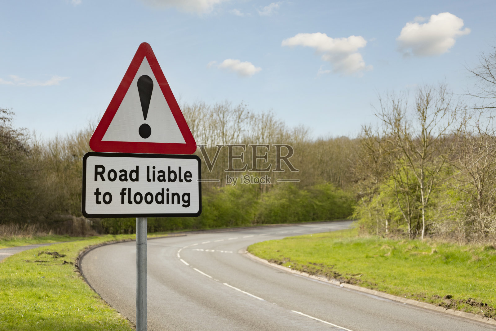 容易水浸的道路标志，英国道路警告标志照片摄影图片