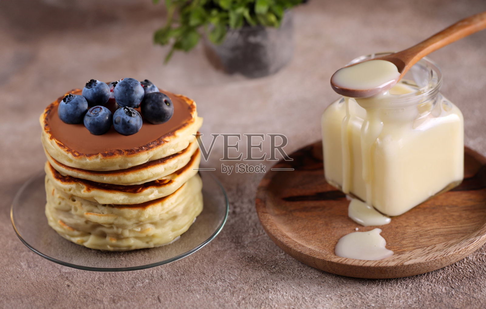 自制的炼乳甜配料，用于甜点和煎饼照片摄影图片