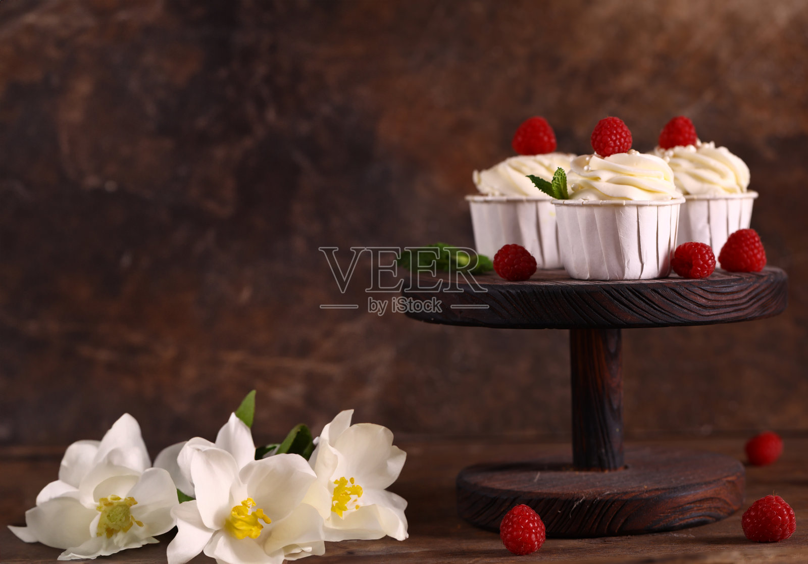 奶油浆果假日纸杯蛋糕照片摄影图片