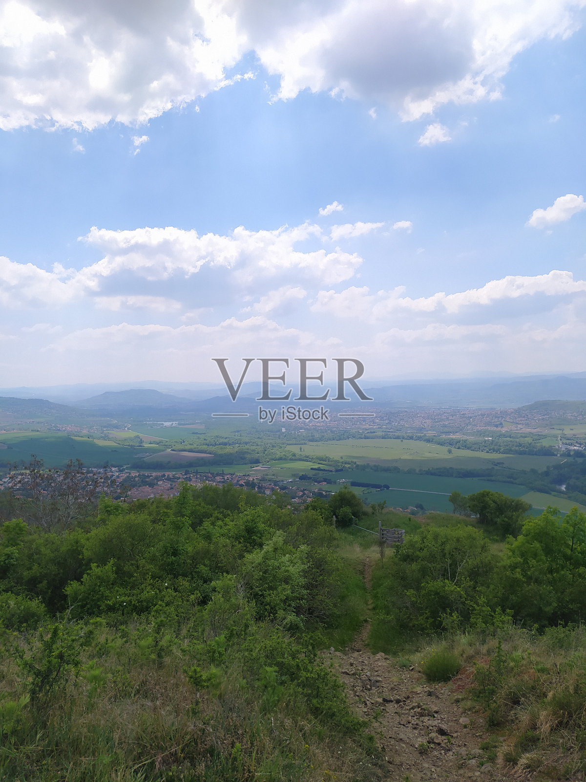 乡村景观:一望无际的田野和绿色植物，法国奥弗涅照片摄影图片