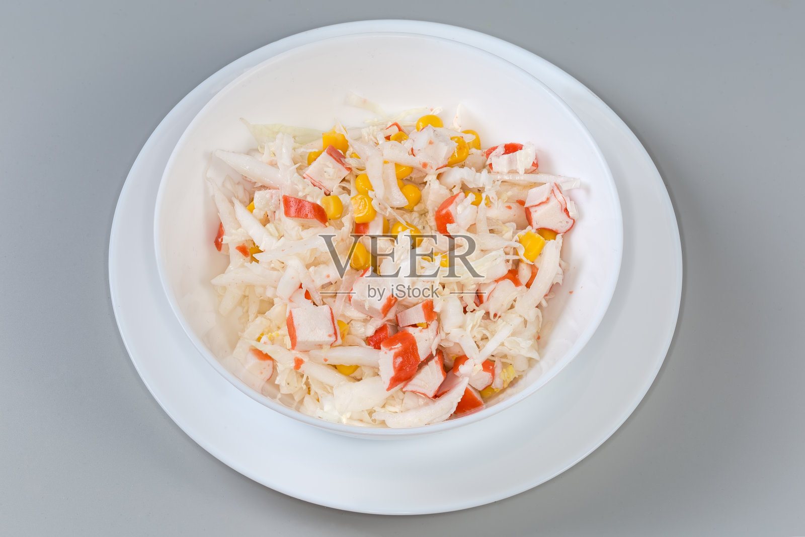 蟹条沙拉，纳帕卷心菜和玉米碗照片摄影图片