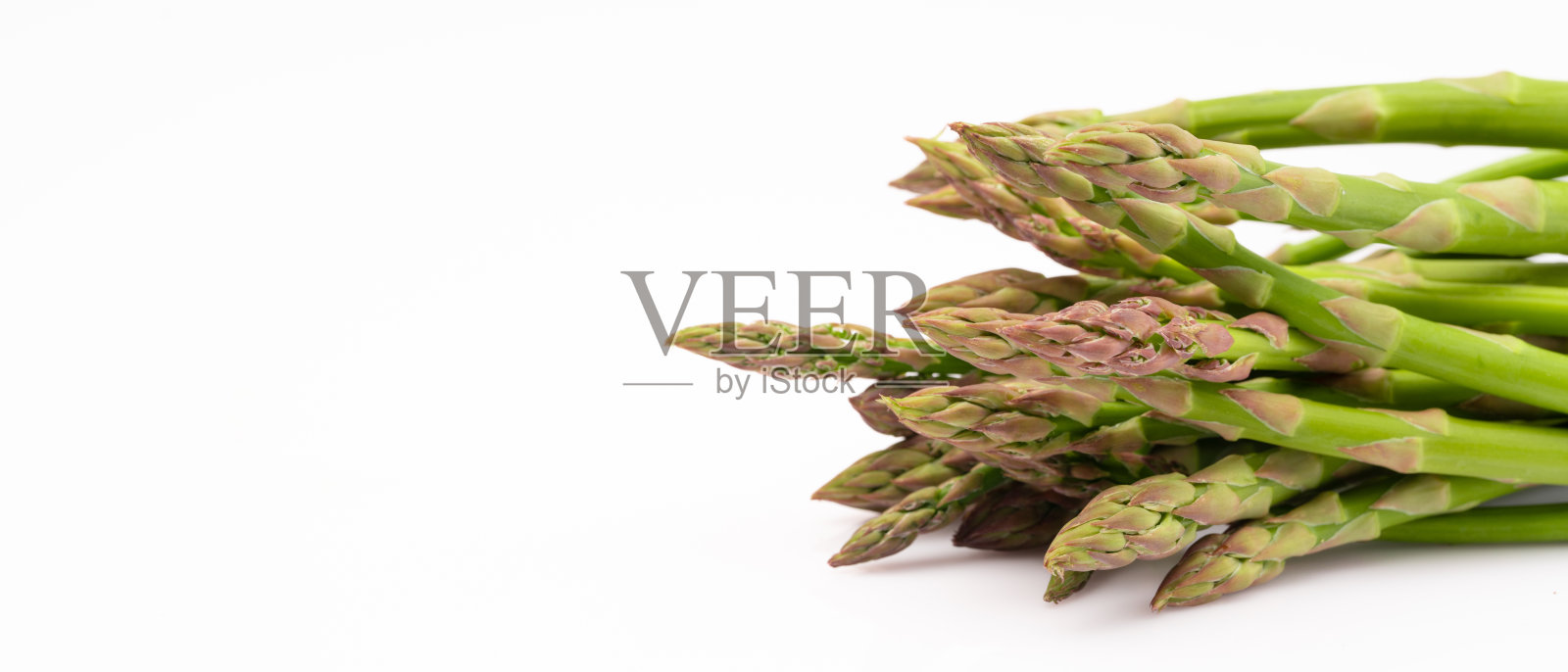白色背景上的新鲜绿芦笋照片摄影图片