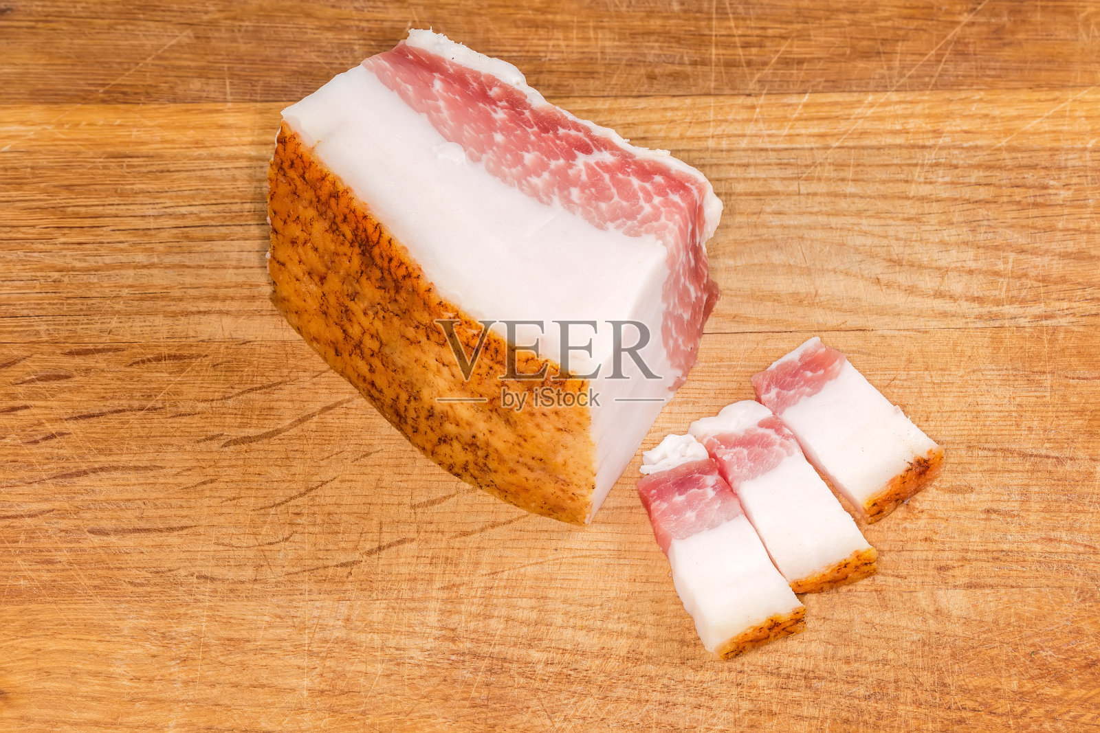 切菜板上的腌肥肉片照片摄影图片