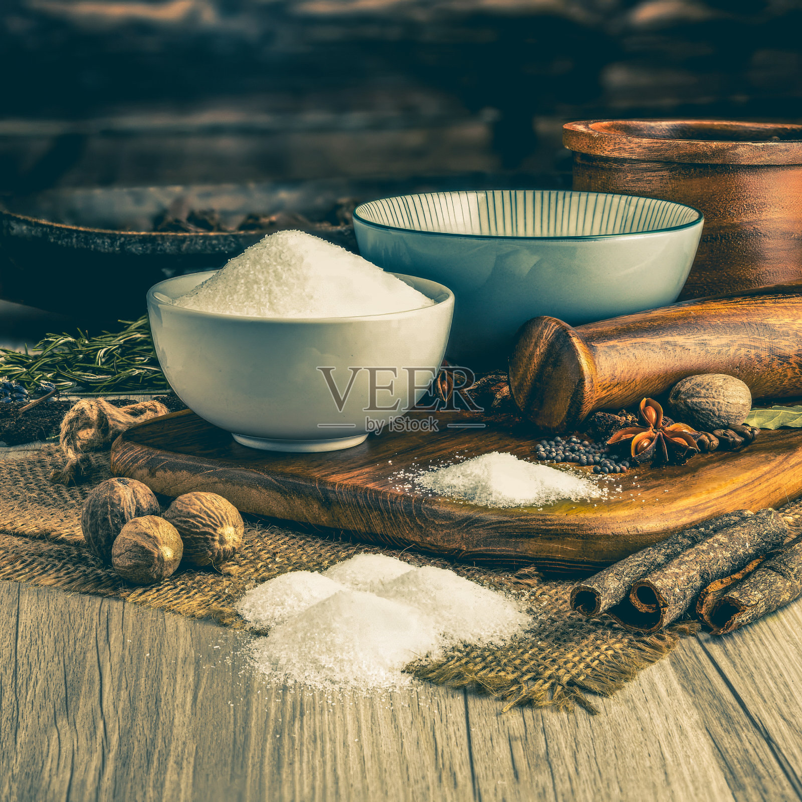 木桌背景味精。香草、香料及烘培干粮配料。臼和不同的香料。别墅的厨房。产品摄影照片摄影图片