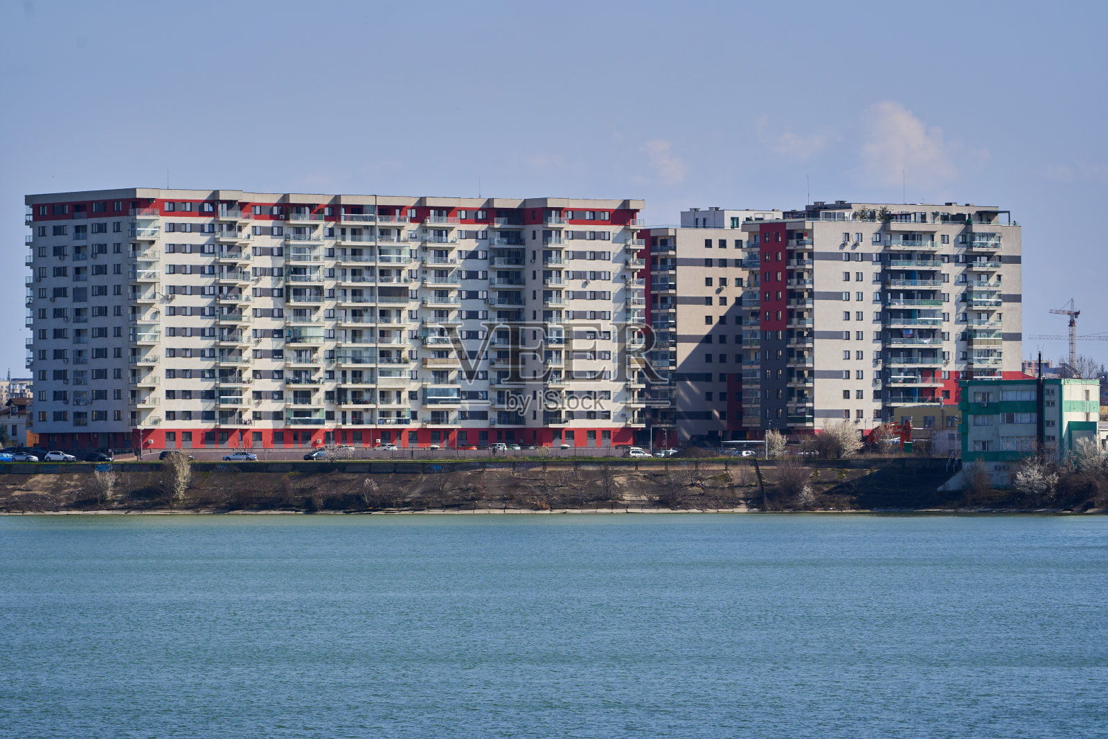 湖边的公寓楼照片摄影图片