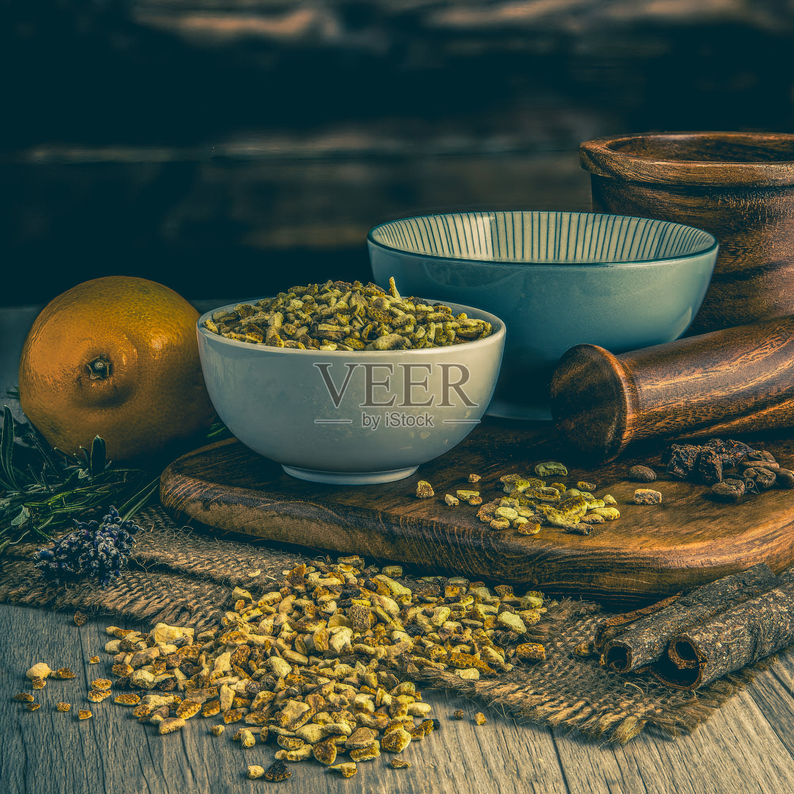 木桌背景上的橘子皮。香草、香料及烘培干粮配料。臼和不同的香料。别墅的厨房。产品摄影照片摄影图片