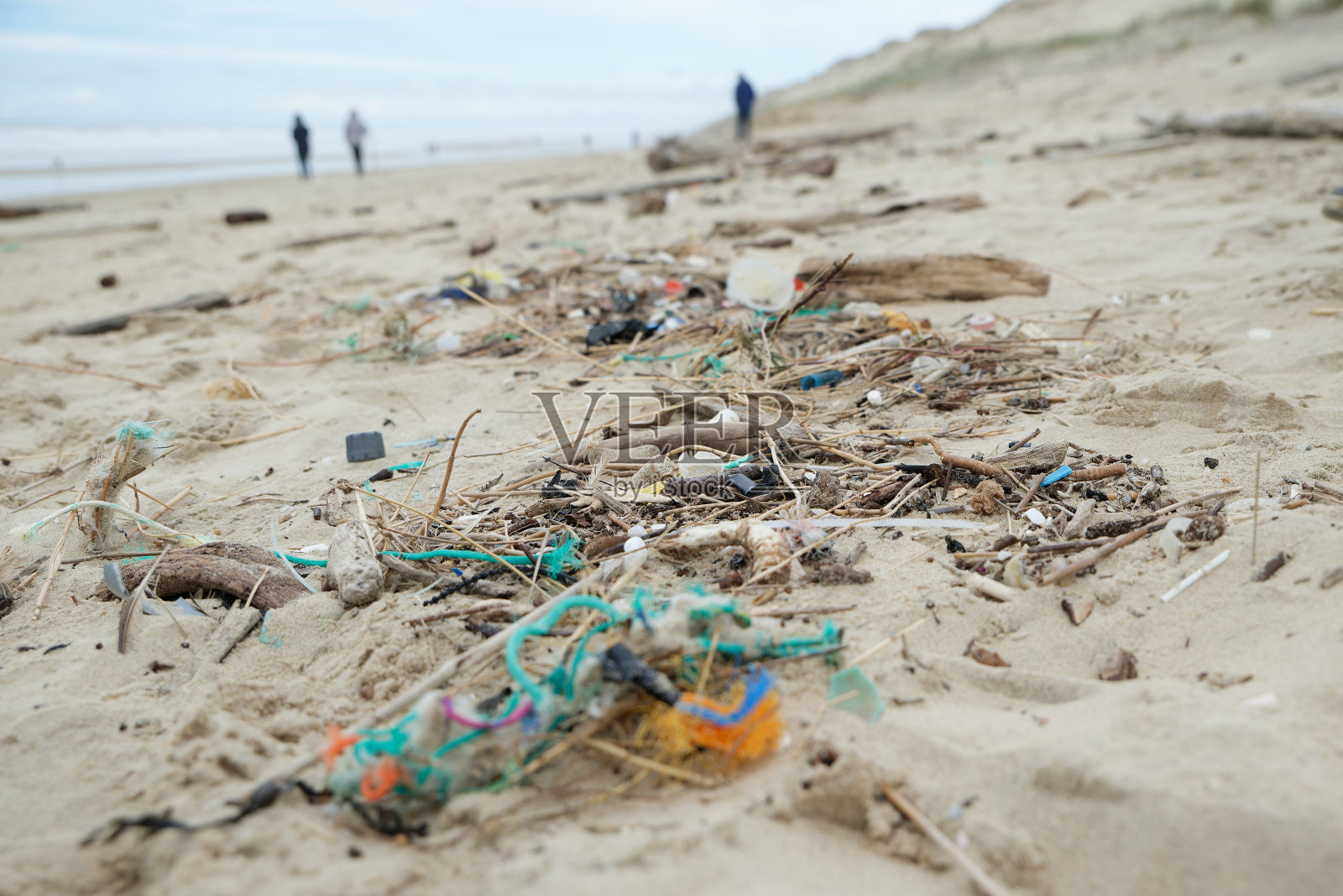 沙滩上的塑料和各种垃圾。海滩上的垃圾。照片摄影图片