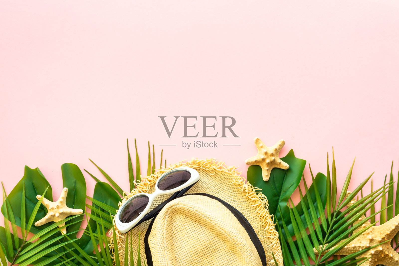 棕榈叶，贝壳，帽子和太阳镜在粉红色的背景。照片摄影图片