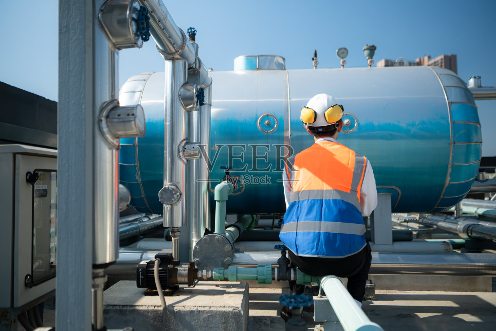 工程师检查已完成的空调和水系统，继续验证其功能。照片摄影图片