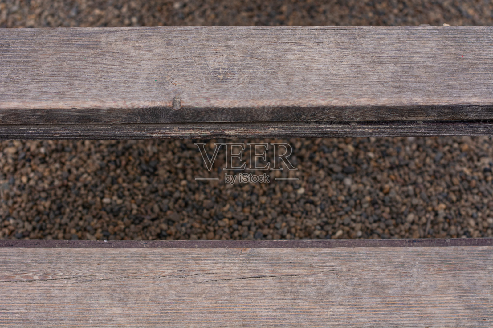 没有上色的木板，背景是小河卵石照片摄影图片