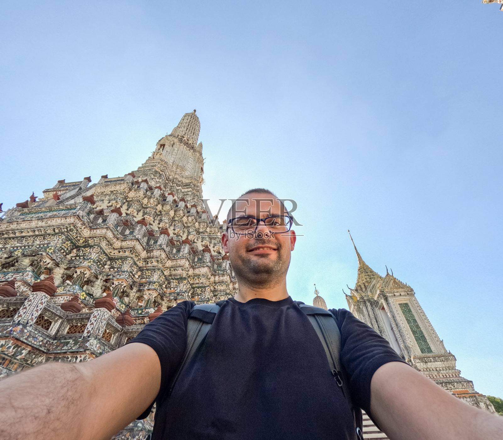 一名年轻人在泰国曼谷的黎明寺自拍照片摄影图片