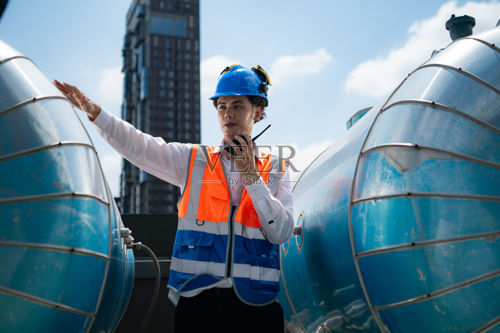 工程师检查已完成的空调和水系统，继续验证其功能。照片摄影图片