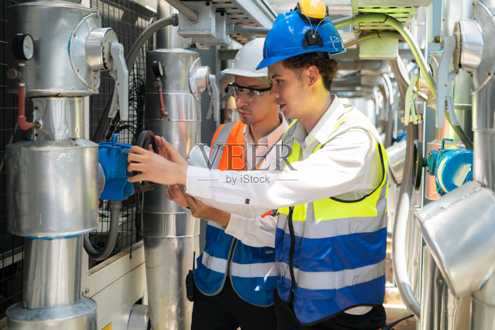 工程师和技术人员检查已完成的空调和水系统，继续验证其功能。照片摄影图片