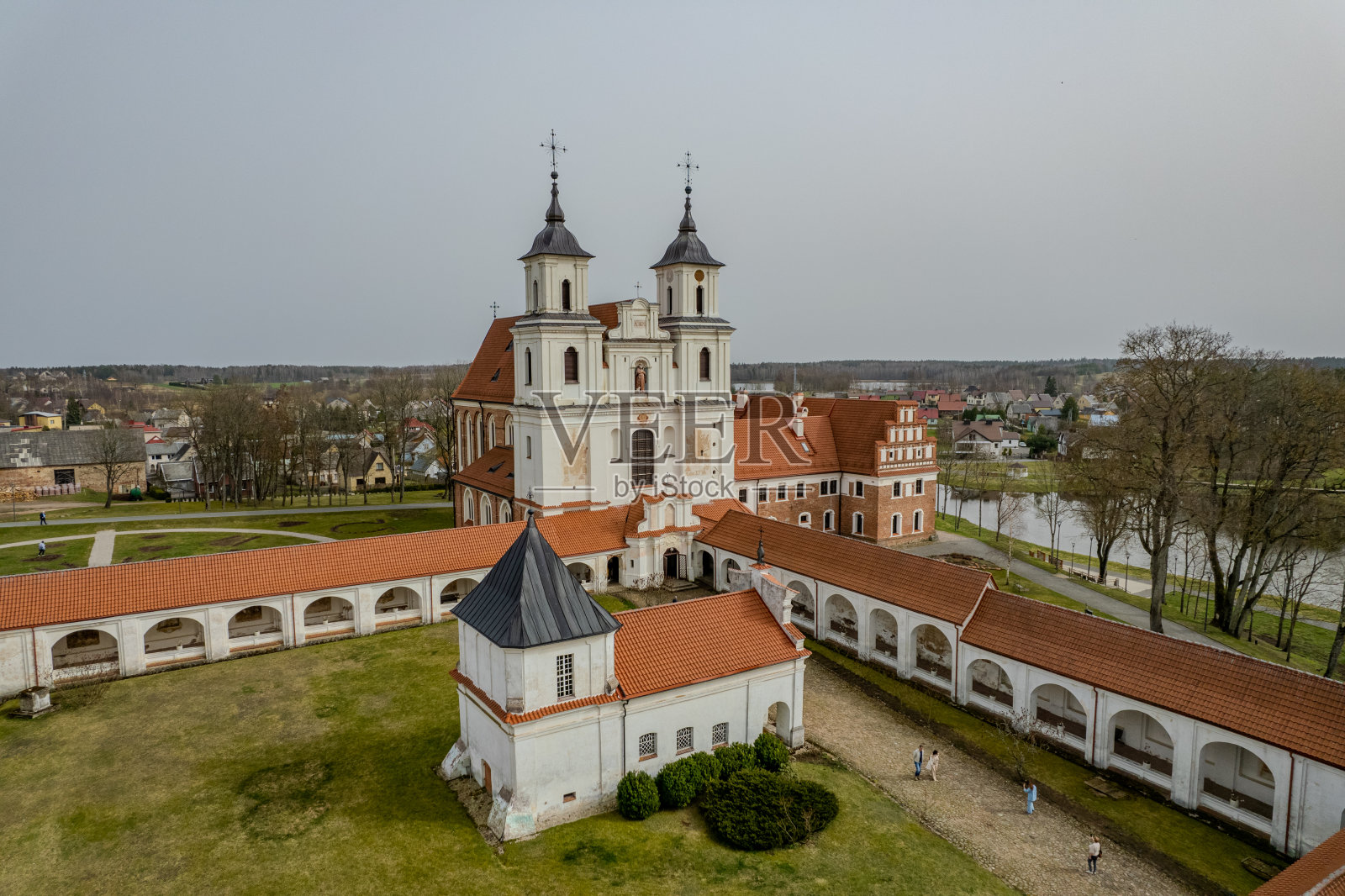 鸟瞰春天阳光明媚的Tytuvėnai立陶宛修道院照片摄影图片