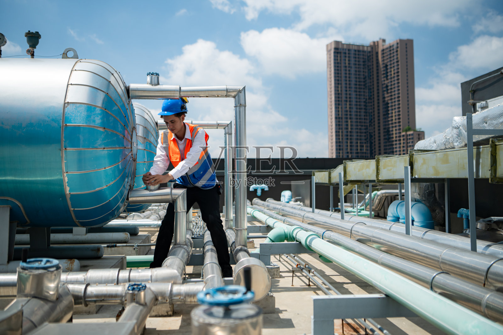 工程师检查已完成的空调和水系统，继续验证其功能。照片摄影图片