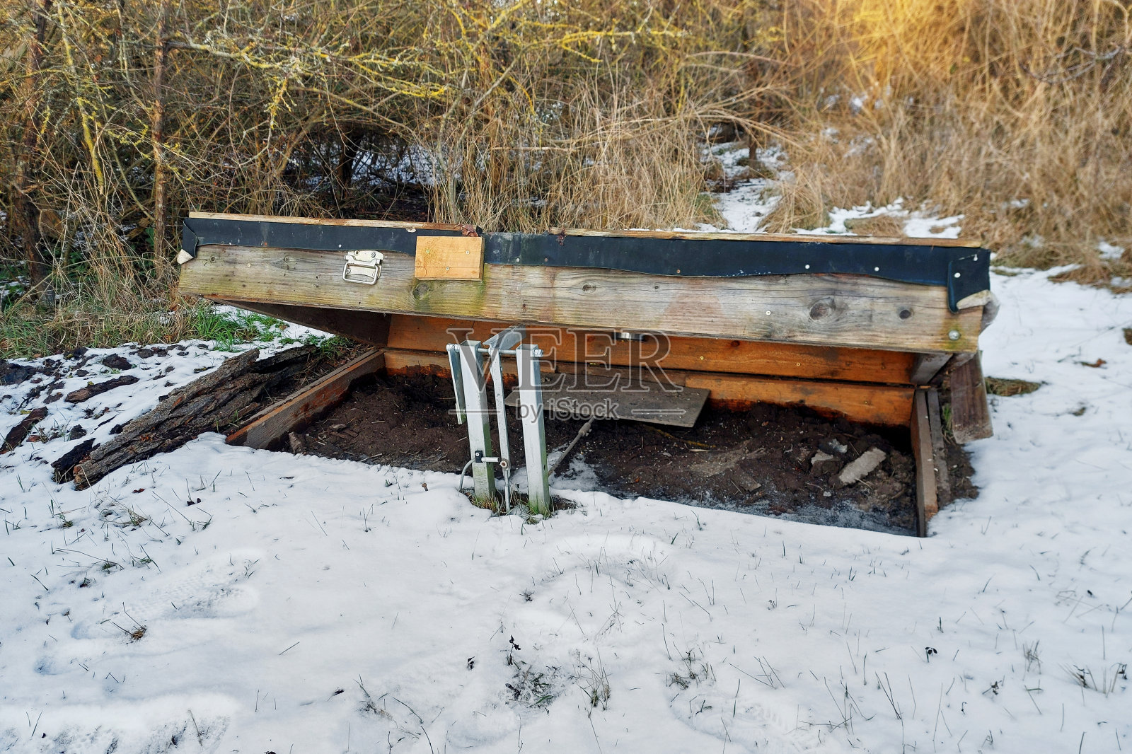 冬季捕捉大型动物的箱形陷阱照片摄影图片