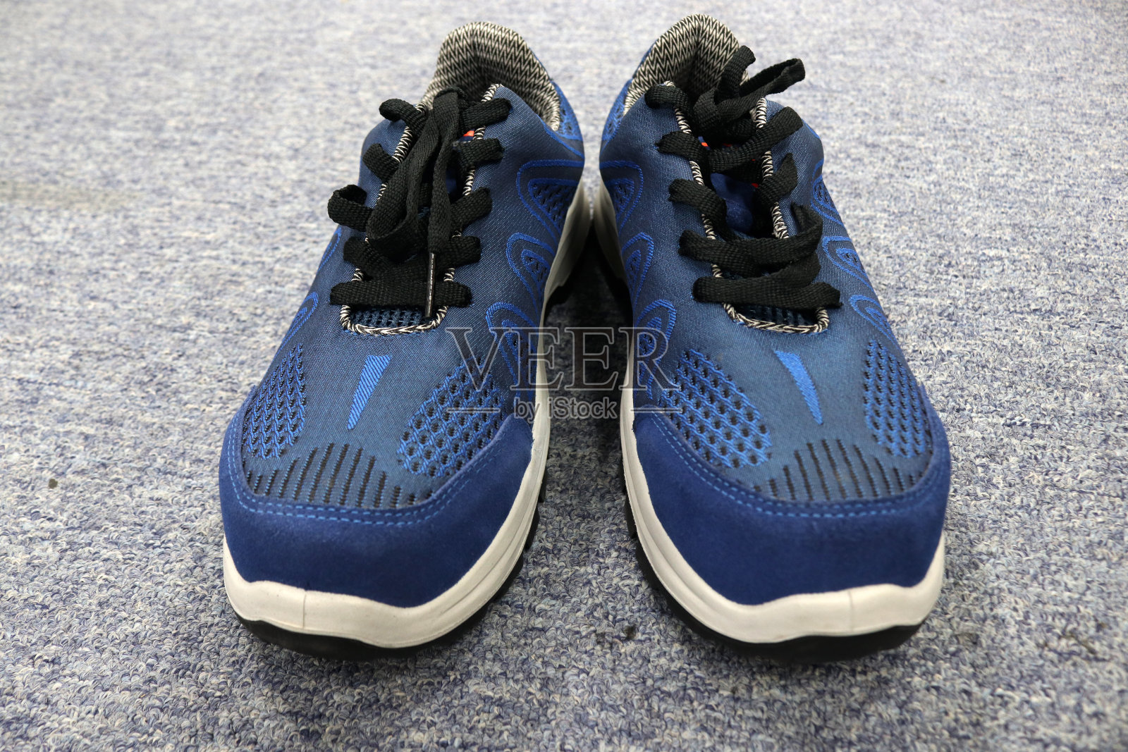 蓝色运动鞋或球鞋的照片，通常在早上慢跑或其他运动照片摄影图片