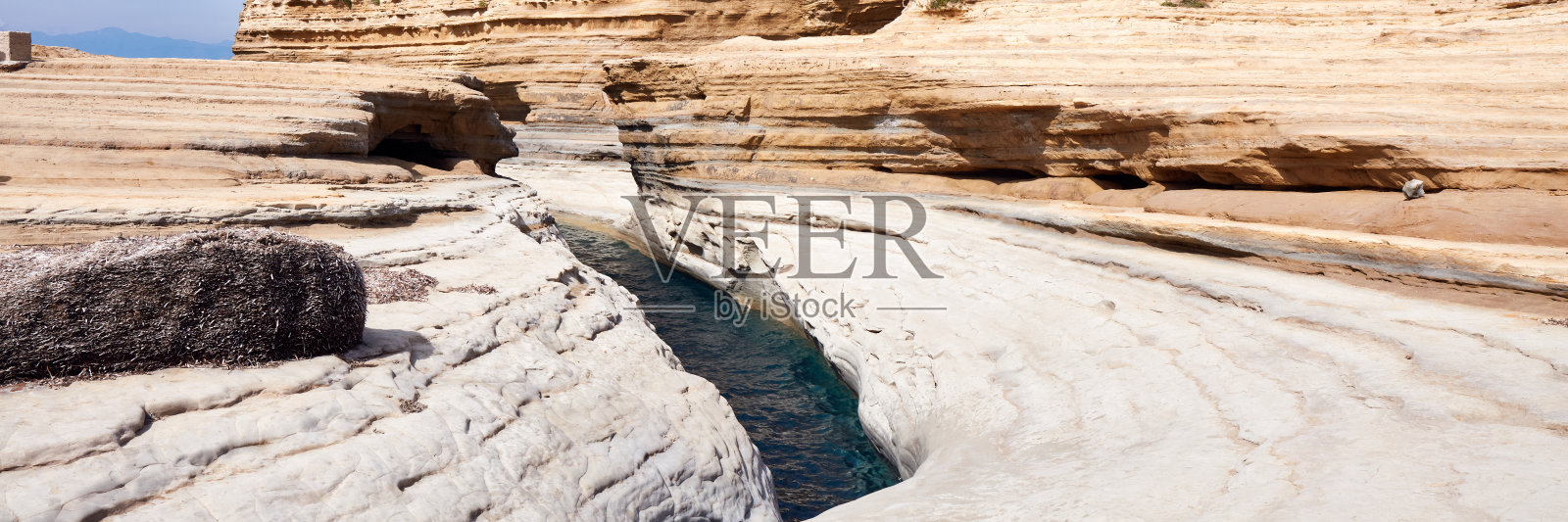 西达里，科孚岛，希腊。西达里阿莫尔运河的岩层。爱的运河。照片摄影图片