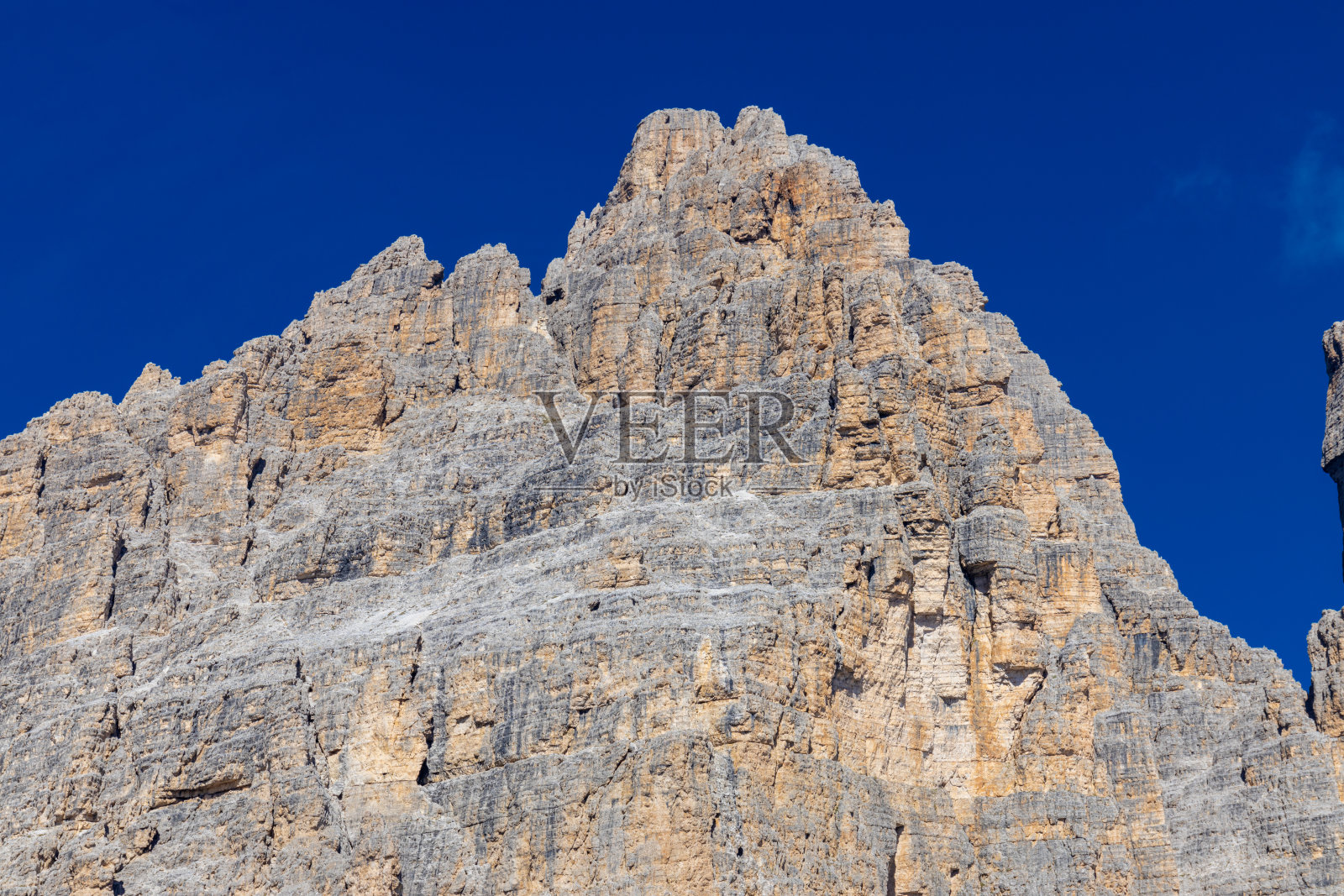 拉瓦雷多的三座山峰位于白云岩照片摄影图片