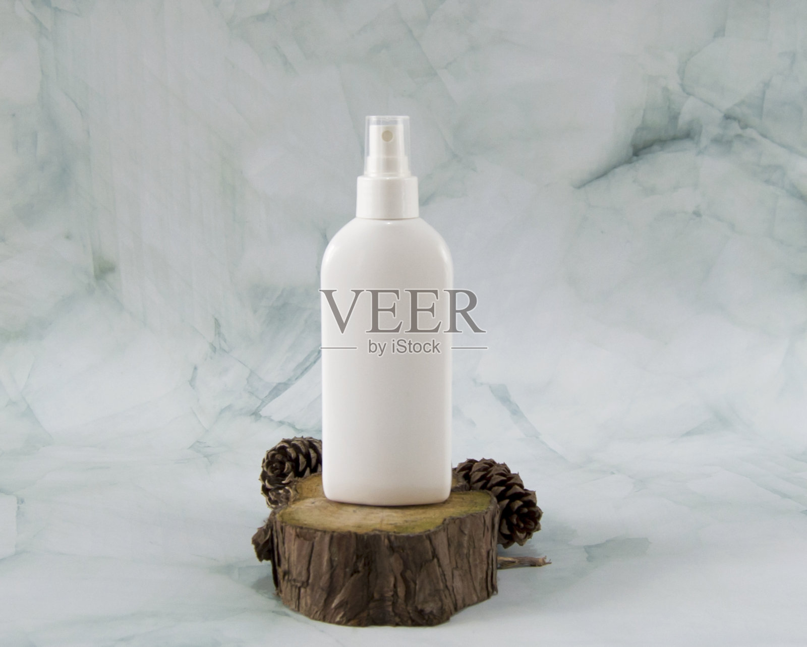 白色化妆品喷雾瓶模型。照片摄影图片