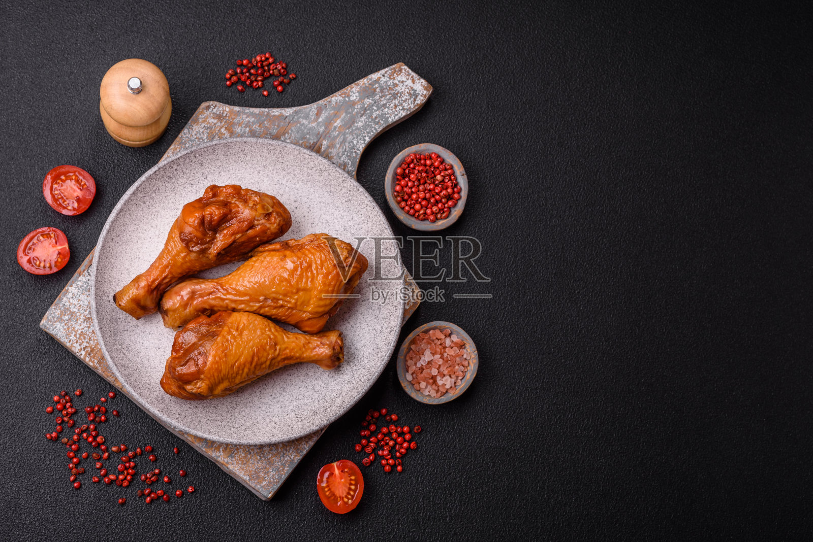 用盐、香料和香草在烤架上烤出美味的鸡腿照片摄影图片