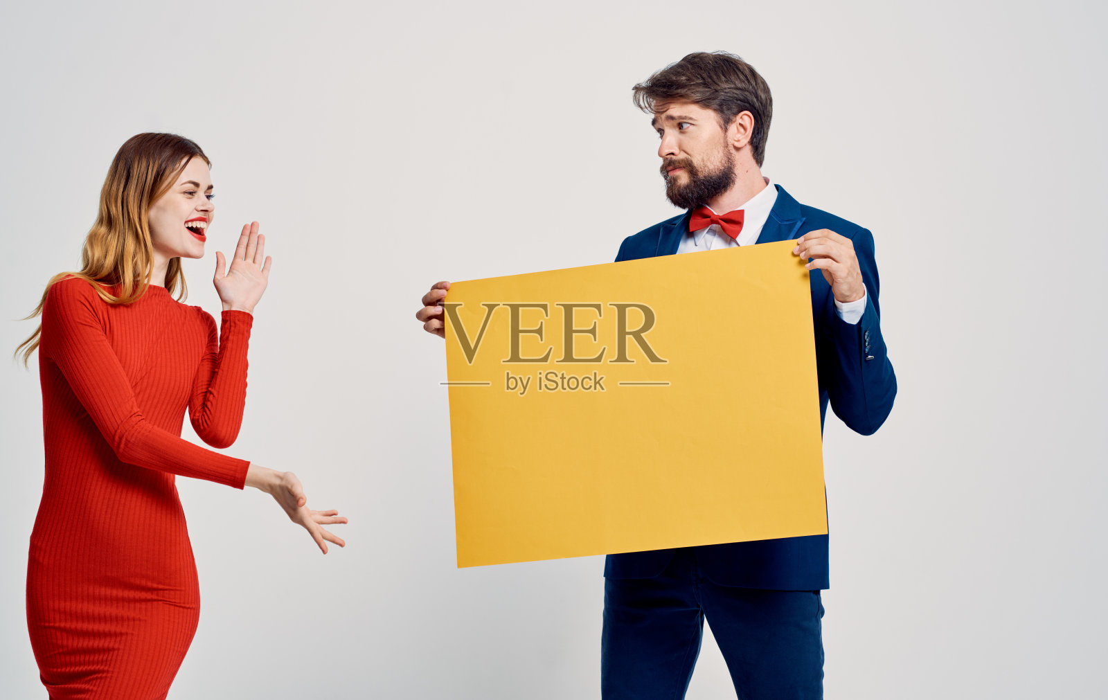 快乐的女人和男人与黄色纸张在浅色背景海报模型照片摄影图片