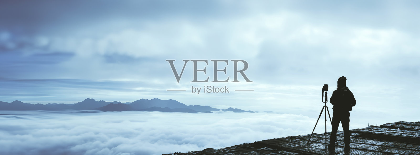 许多亚洲人在假期里旅游放松。拍摄山上的风景。泰国照片摄影图片