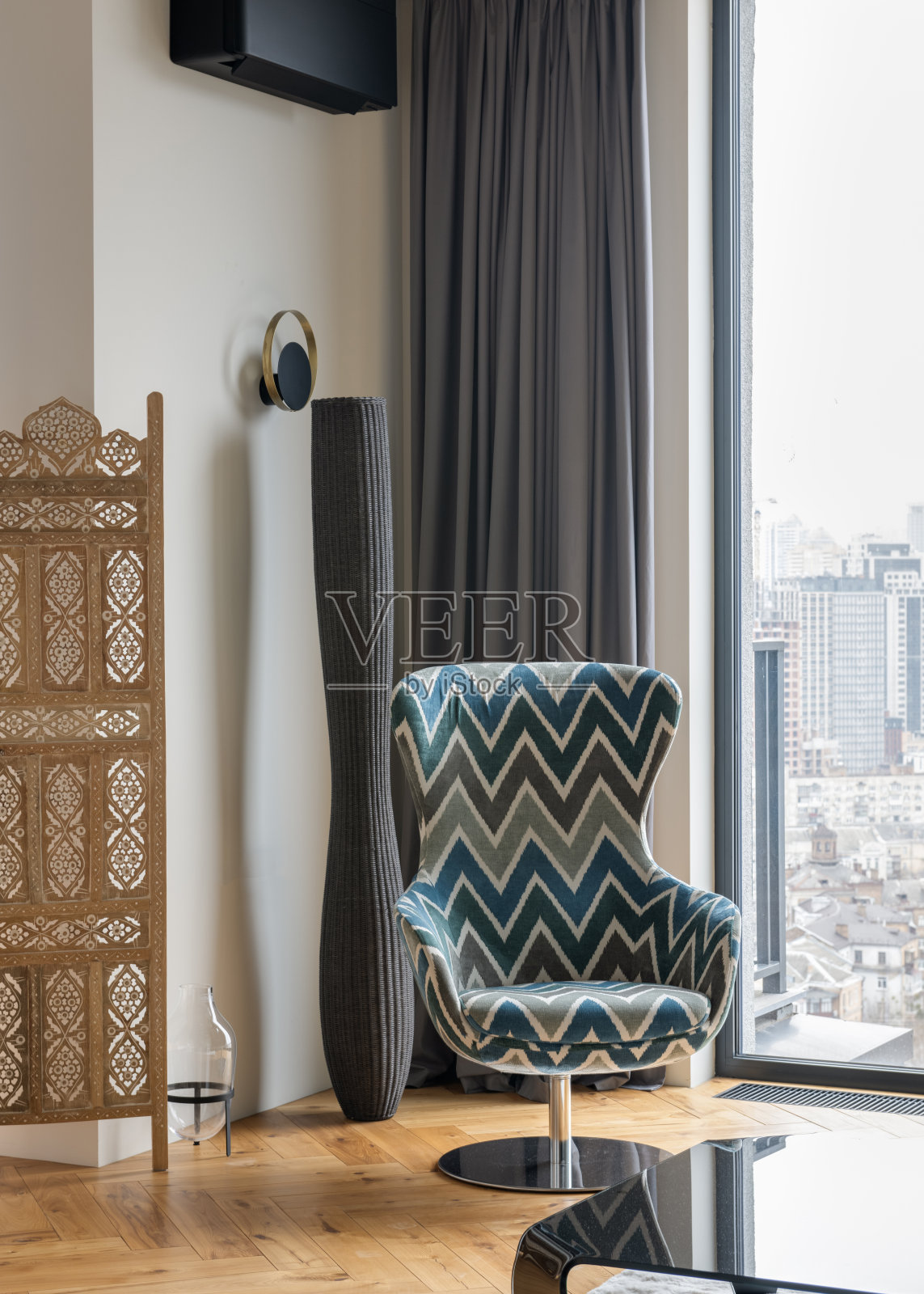 客厅里有一把椅子和一扇大窗户照片摄影图片