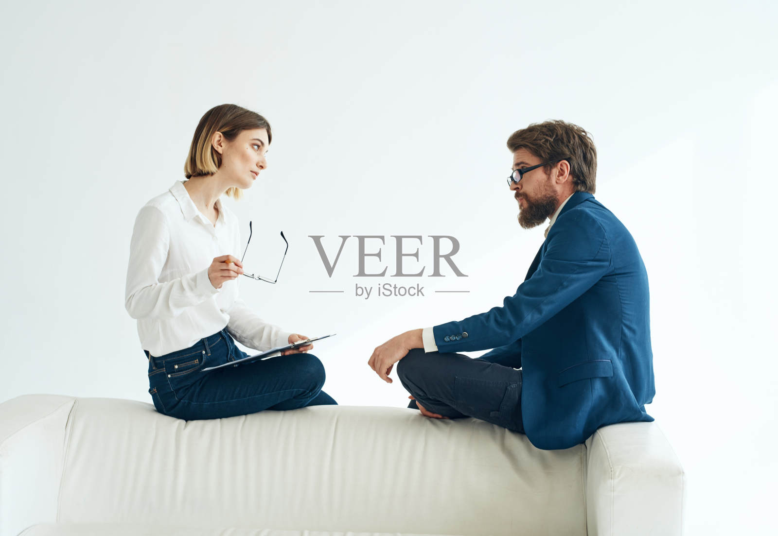 工作同事沟通财务处官员白色沙发照片摄影图片