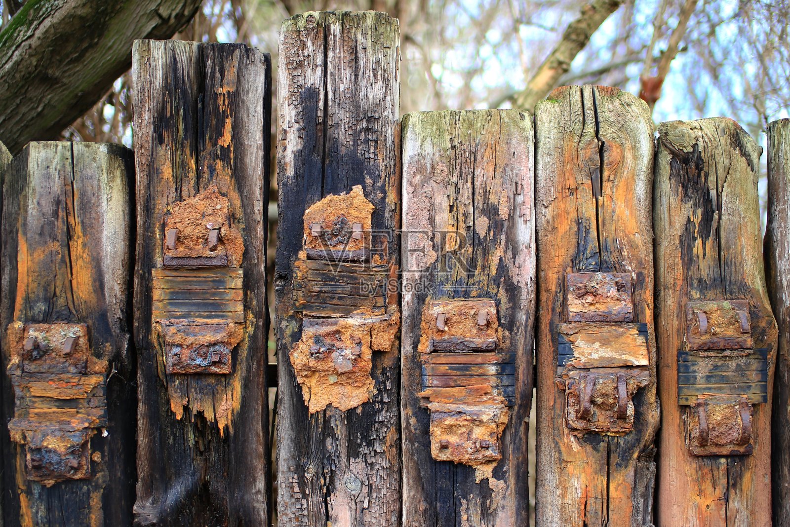 一排饱经风霜的铁路枕木照片摄影图片