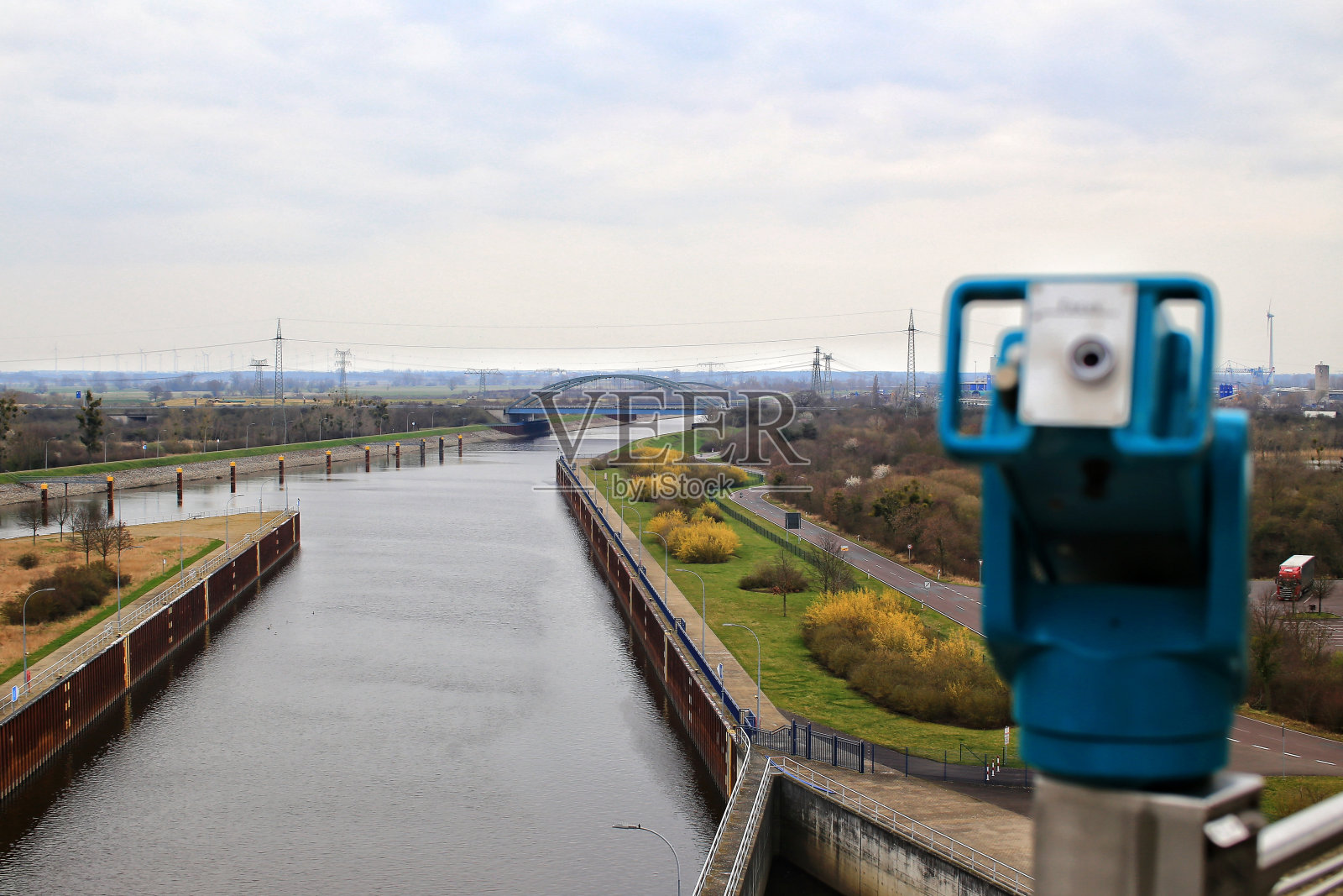 马格德堡附近的运河，用投币双筒望远镜在模糊的前景照片摄影图片