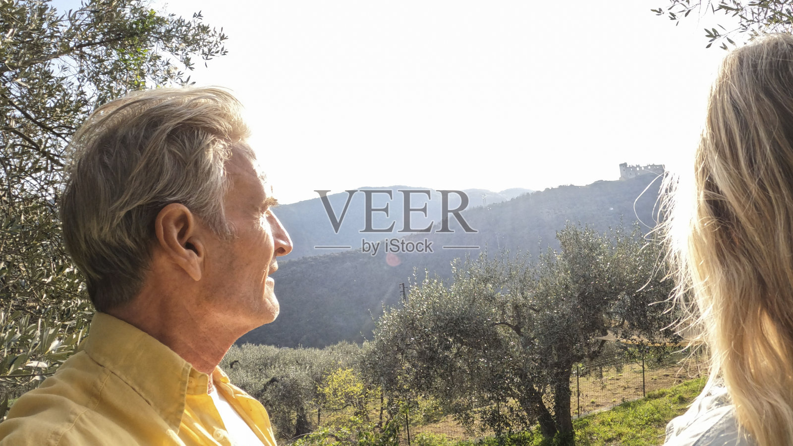 成熟夫妇一起探索橄榄林照片摄影图片