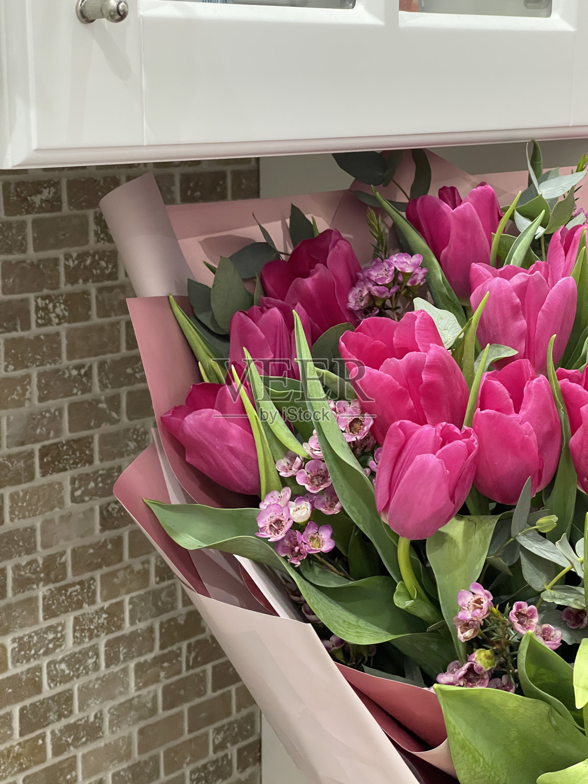 献给你心爱的人一束粉红色的郁金香照片摄影图片