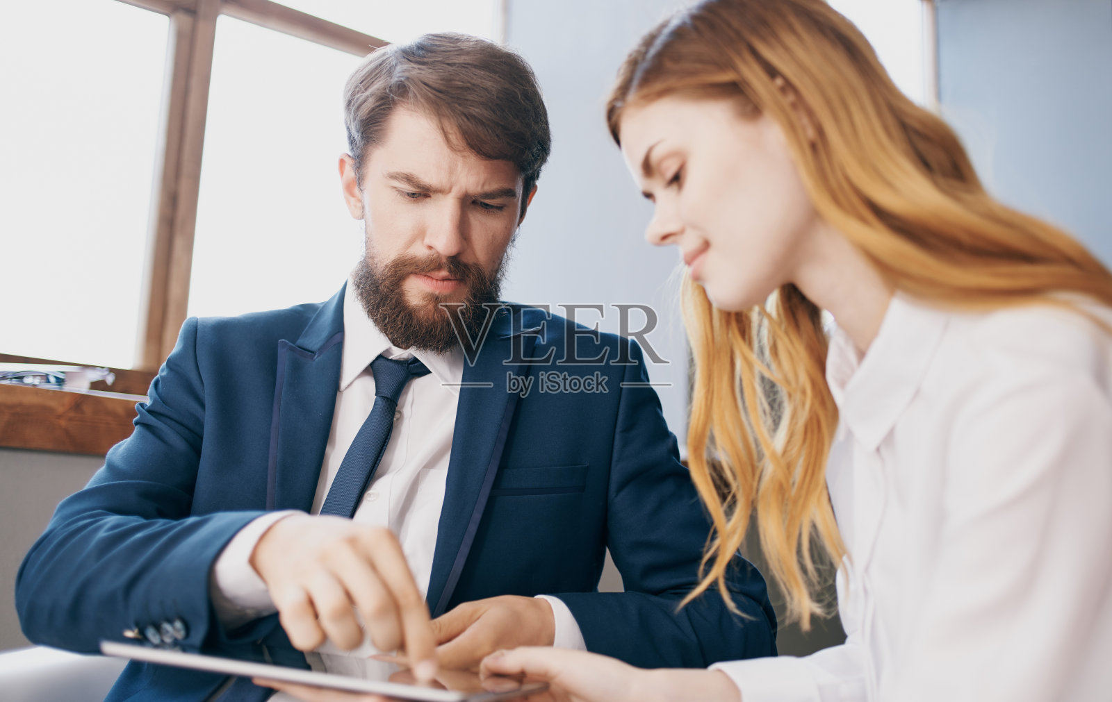 男人和女人在办公室平板电脑工作，同事专业工作照片摄影图片