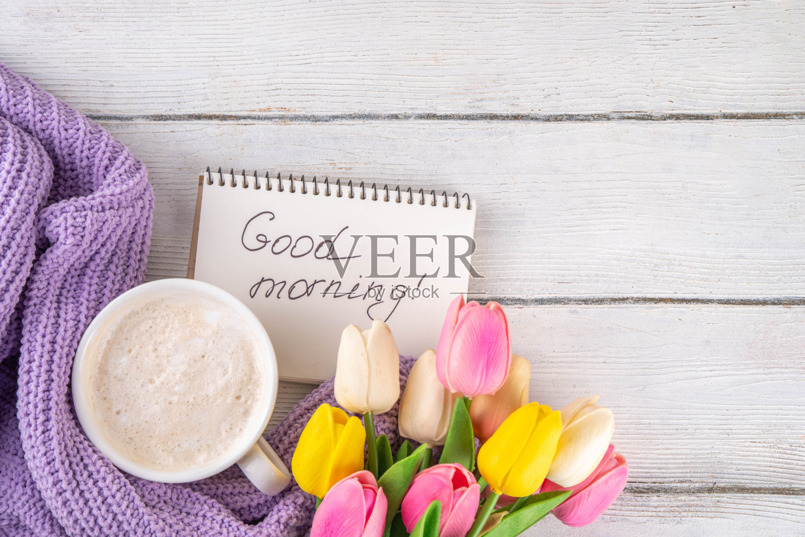 春天的咖啡以鲜花为背景照片摄影图片