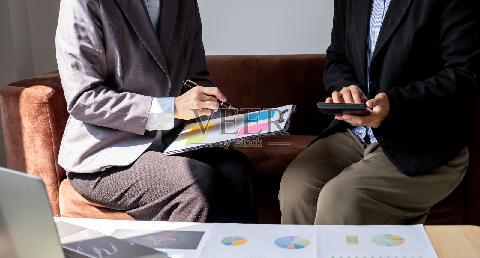 女商人团队会议，计划增加业务收入的策略。在总部为新目标的成功进行头脑风暴图分析和讨论照片摄影图片