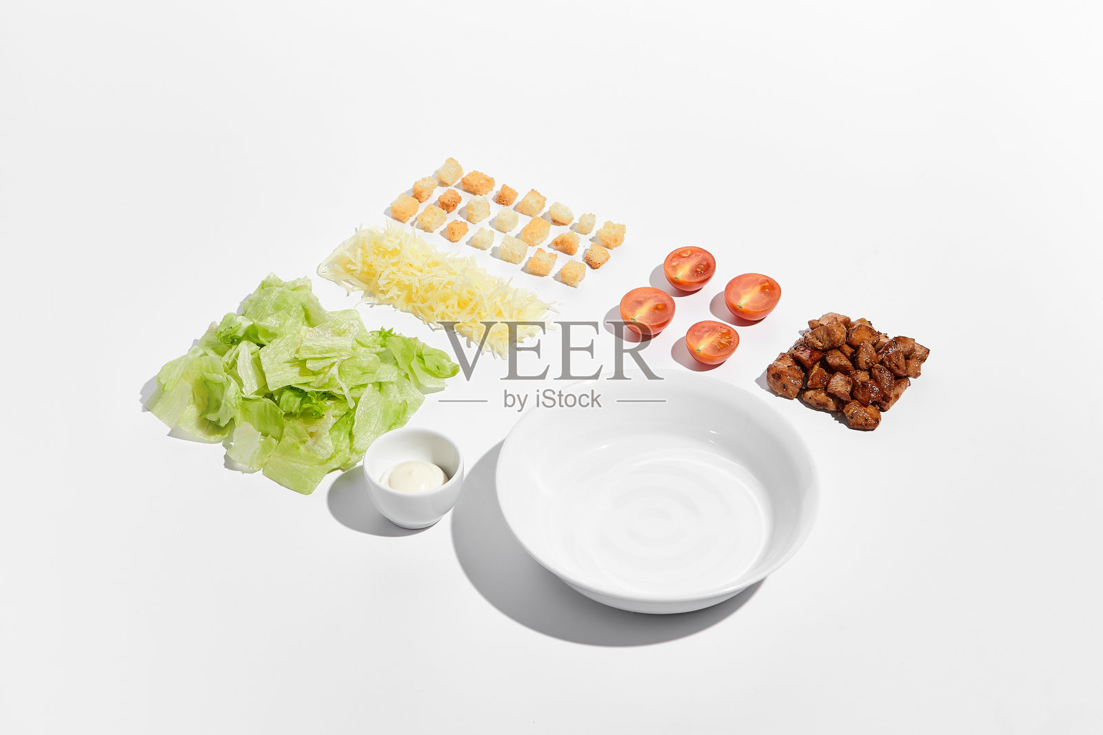 解构凯撒沙拉的成分，在白色背景上孤立的整洁几何形状照片摄影图片