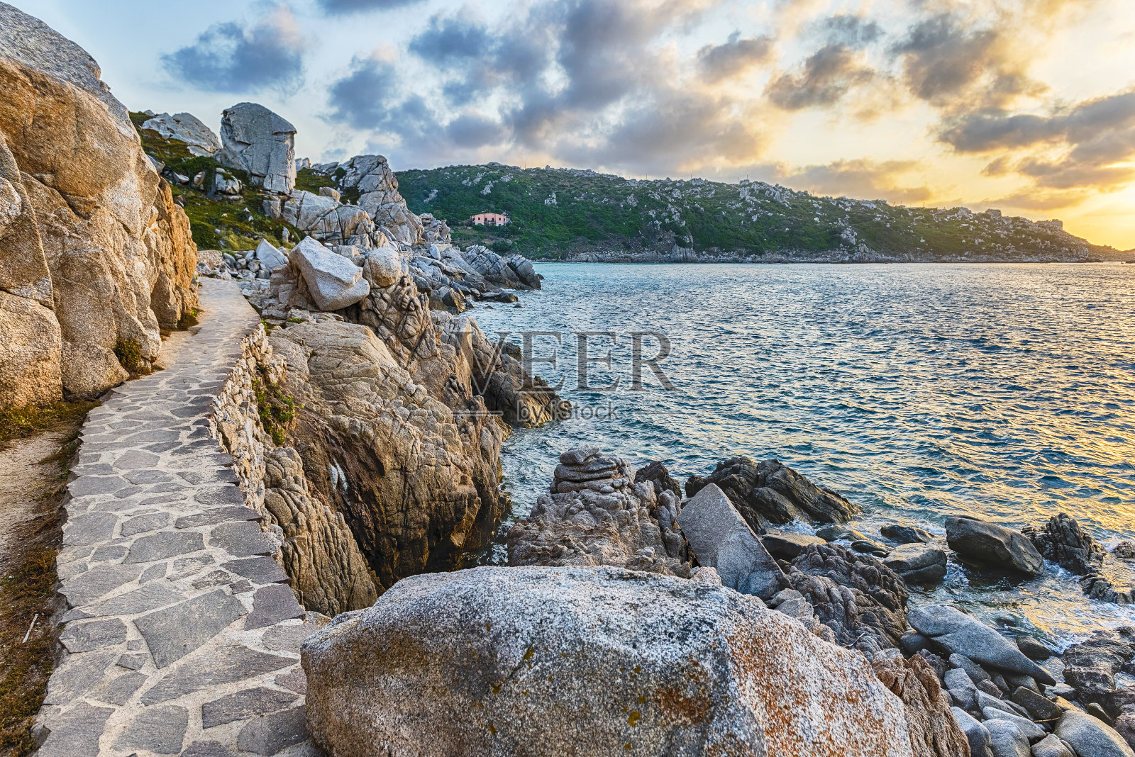 意大利撒丁岛的圣特蕾莎岛，海上美丽的日落照片摄影图片