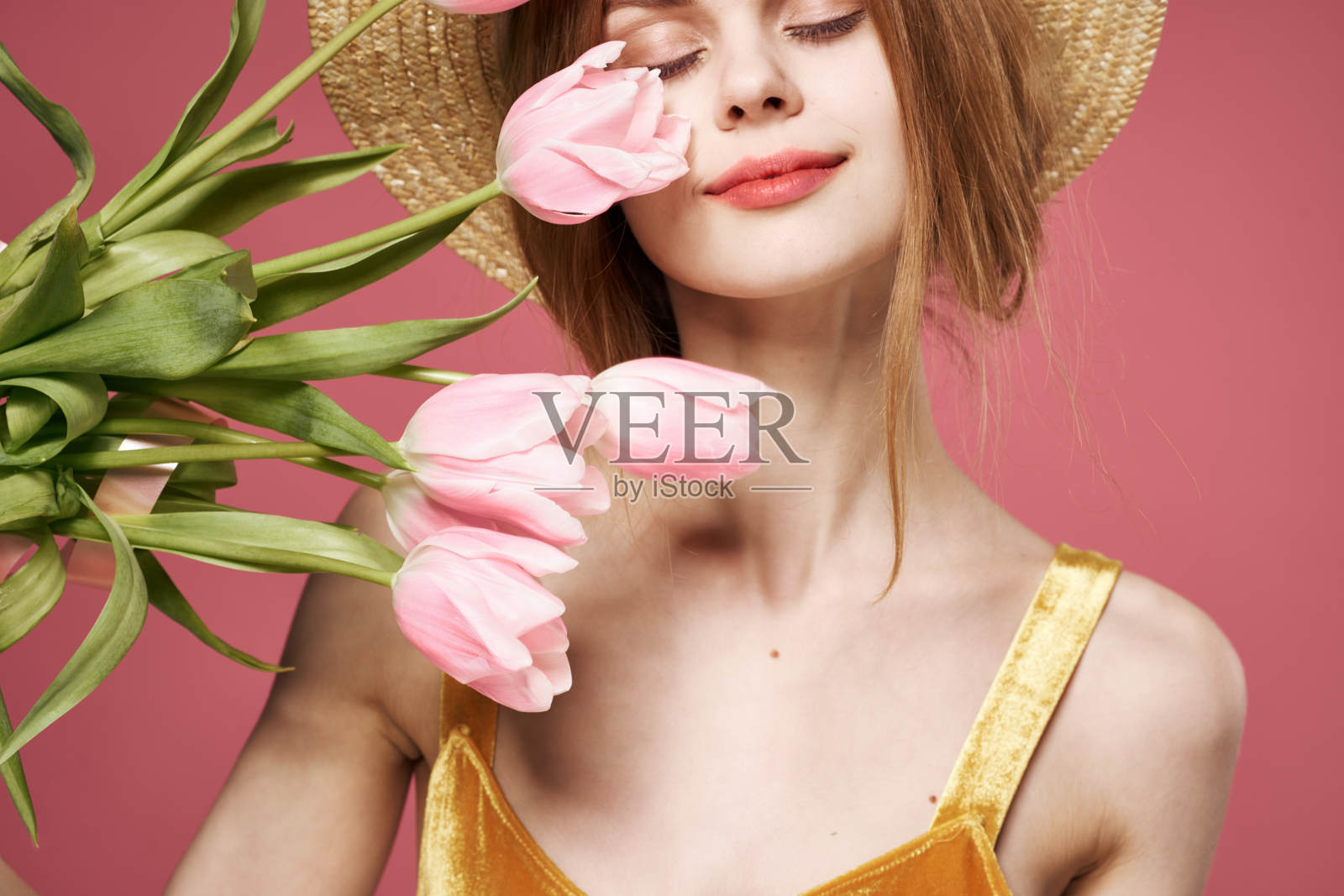 女人欢快的女人花束作为礼物节日粉红色的背景照片摄影图片