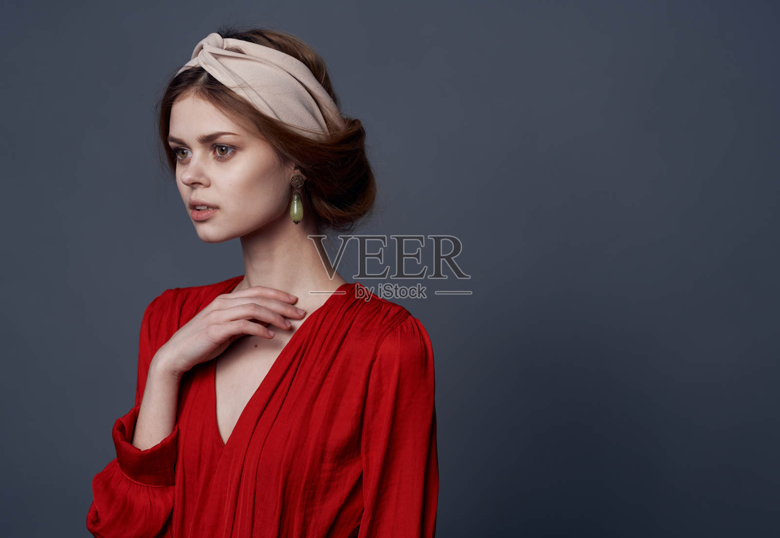 优雅的女人穿着红色的礼服装饰着迷人的灰色背景照片摄影图片