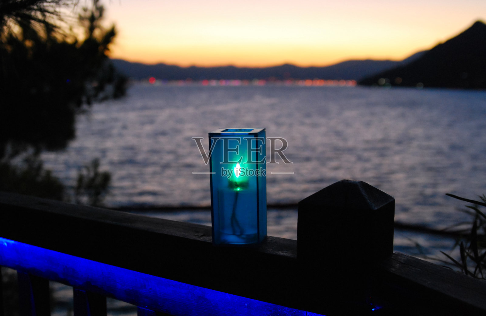 一支蜡烛和黄昏的马尔马里斯海湾照片摄影图片