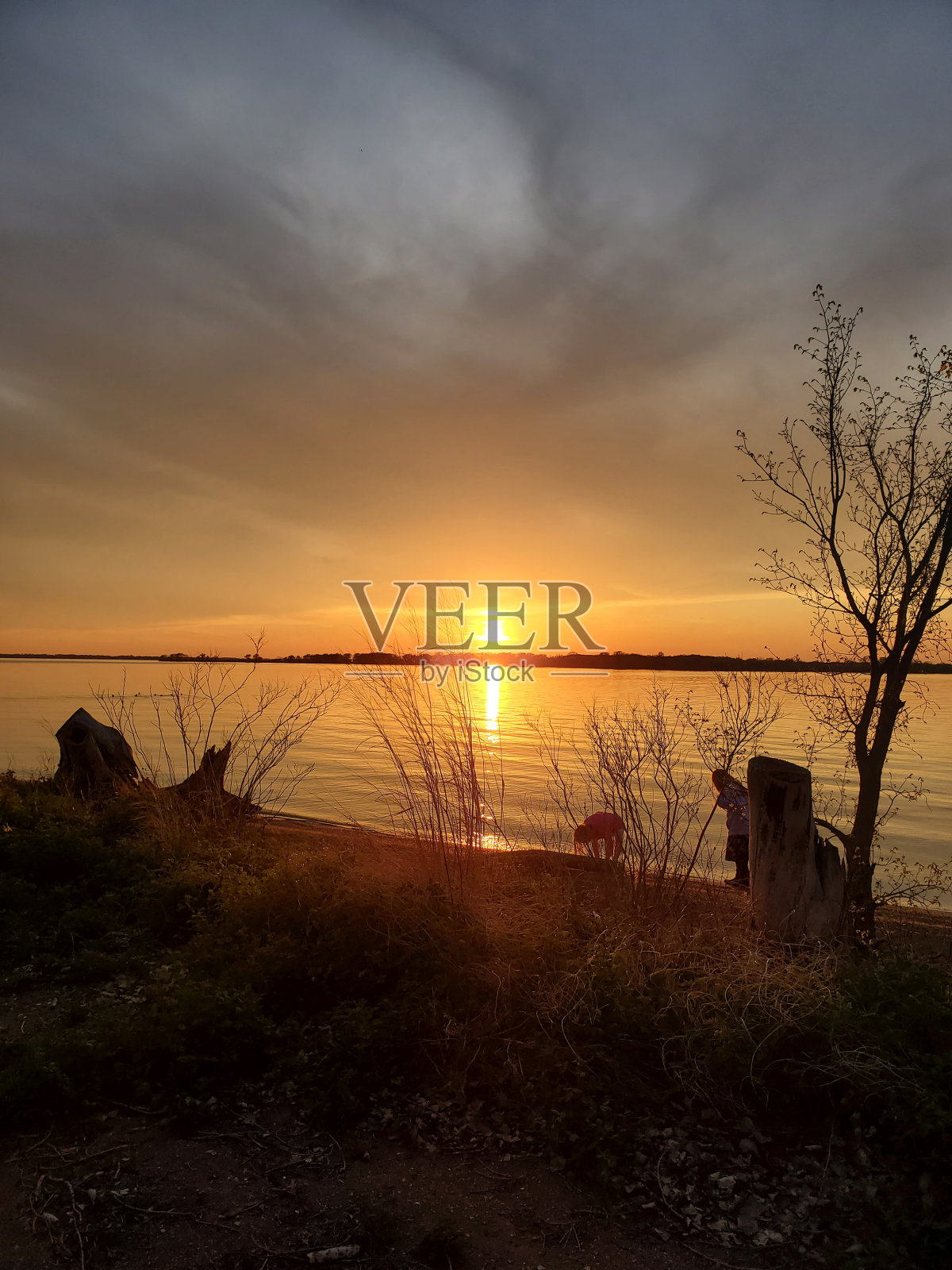 湖上的日落和引人注目的云彩照片摄影图片